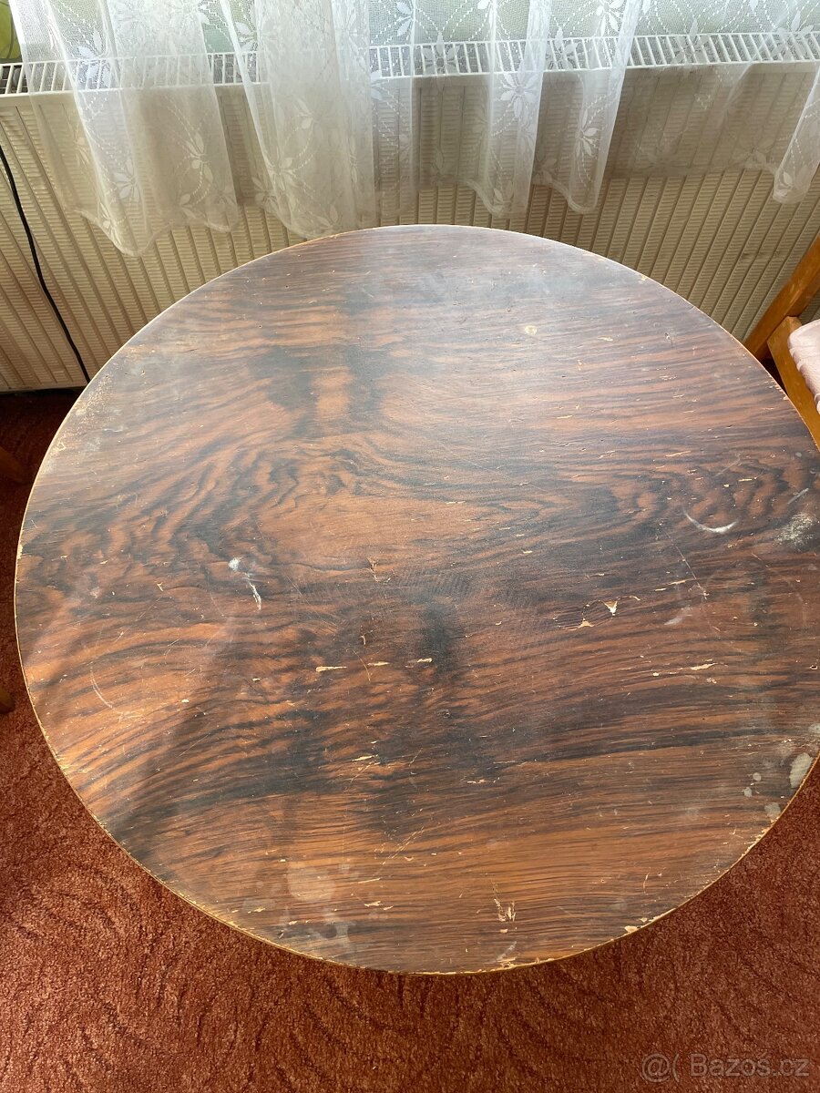 Kulatý stolek - 2