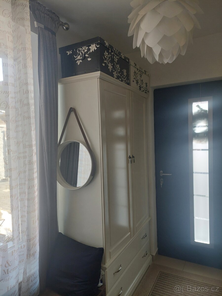 ŠATNÍ SKŘÍŇ, OBRAZY, KŘESLO - 2