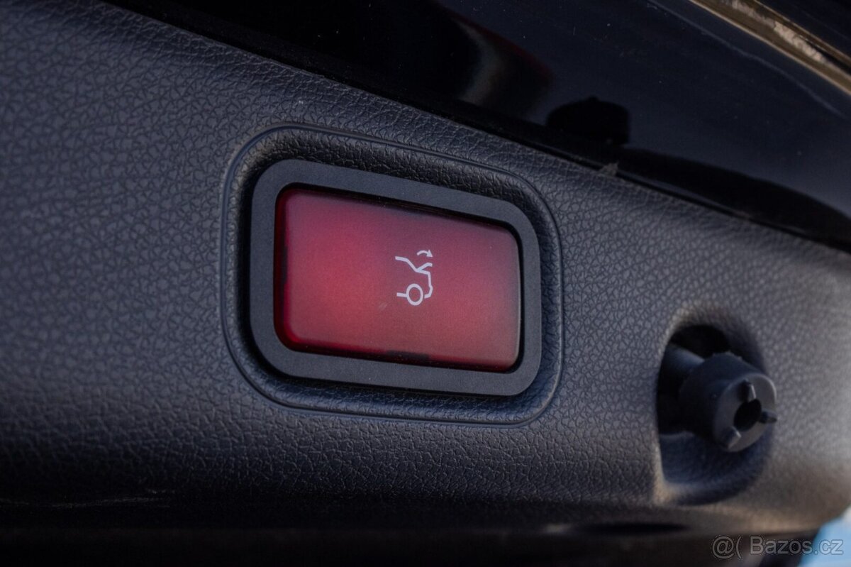 Mercedes-Benz E trieda Sedan E220d A/T / ŤAŽNÉ / KAM. / TEMP - 20