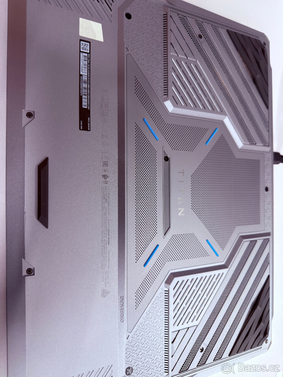 MSI TITAN 18 HX A14VIG - 20