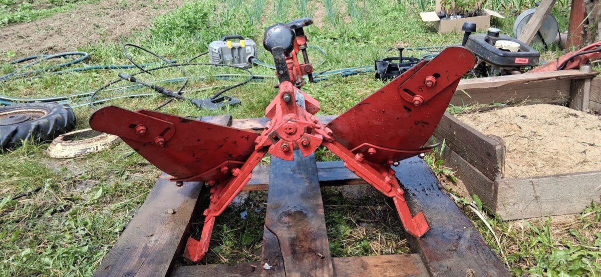 Vyorávač brambor, kola ,osy ,Motor Jikov, příslušenství. - 20