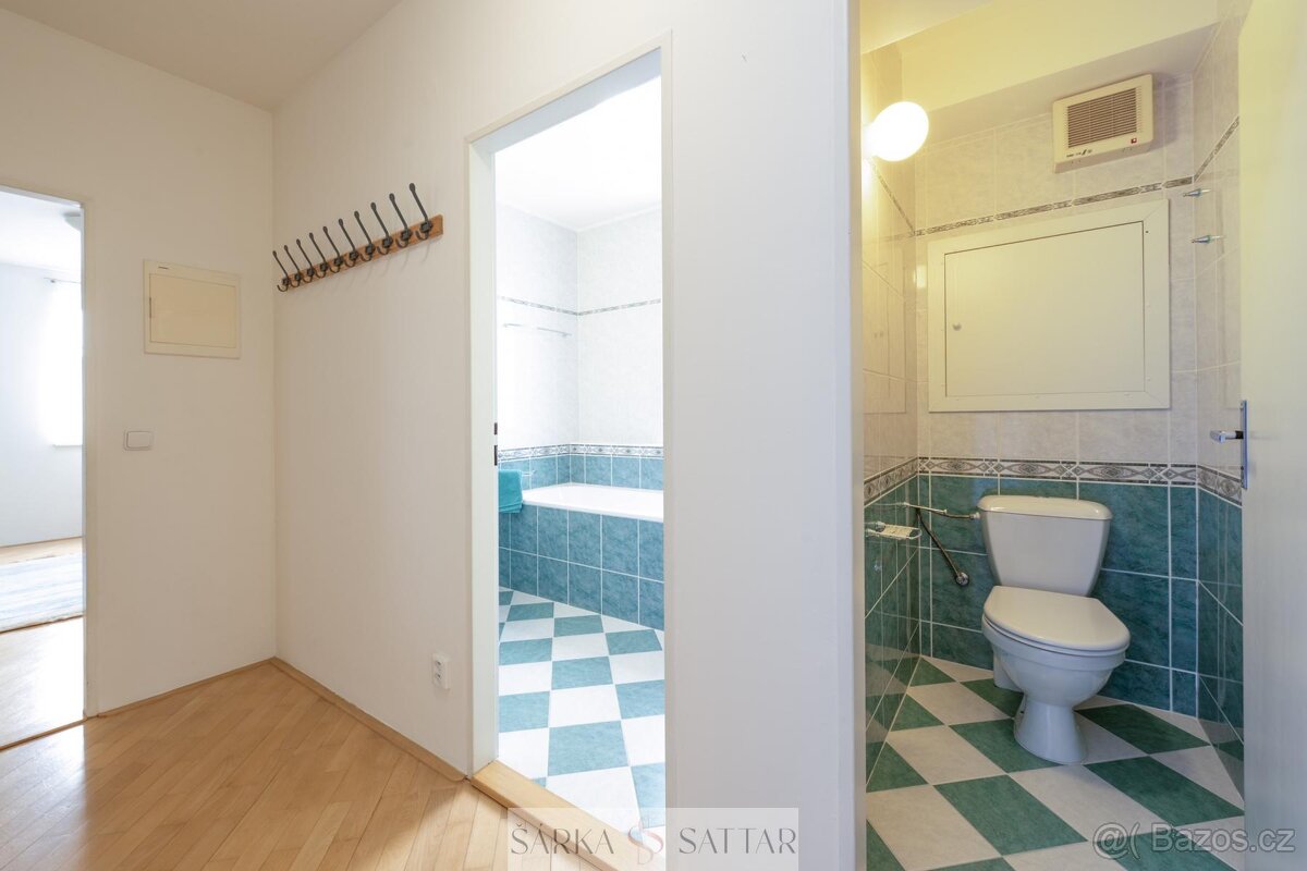 Prodej světlého 2+kk 54m2 s garážovým stáním , 2x sklepem, v - 20