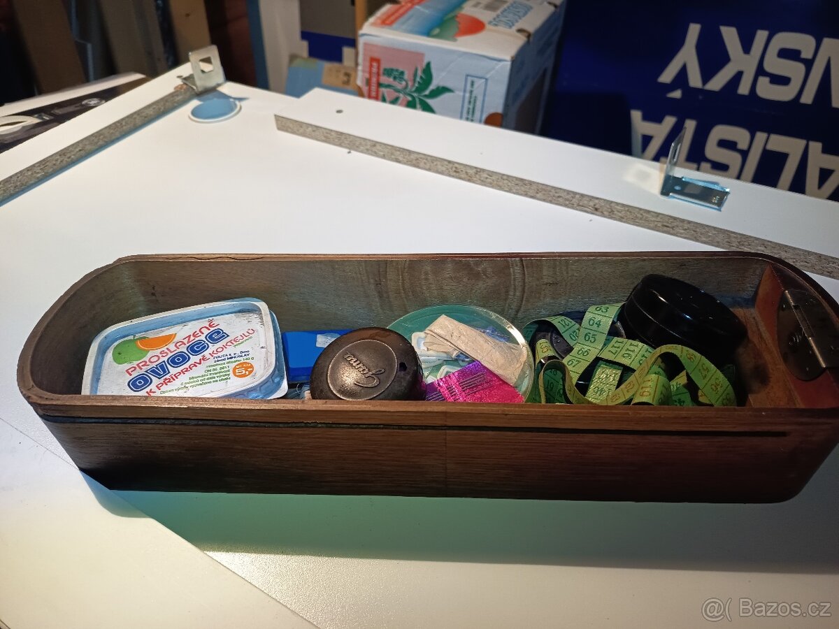 Šicí stroj Bobbin se starožitnou výbavou - 20