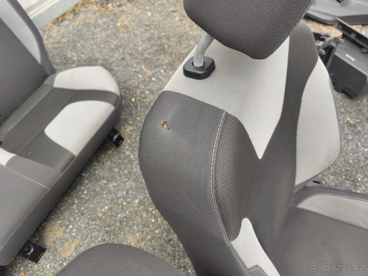 Sedačky, tapeci, koberec... Focus III - 20