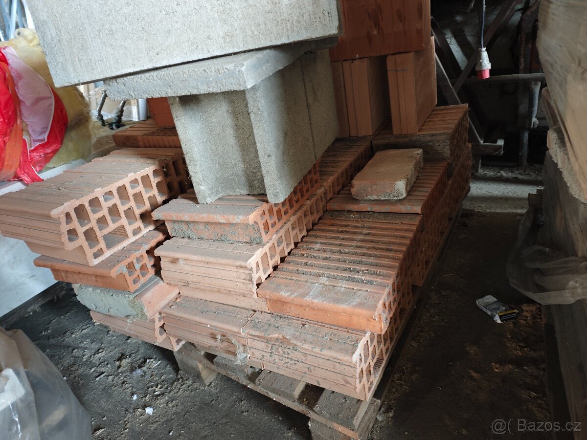 Stavební materiál – střešní tašky a další, různé druhy. - 20