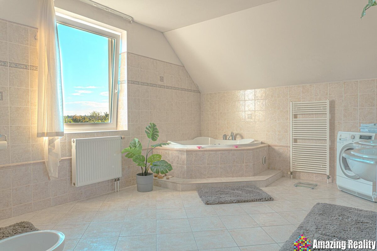 Prodej nadstandardního rodinného domu se zahradním domkem a - 20