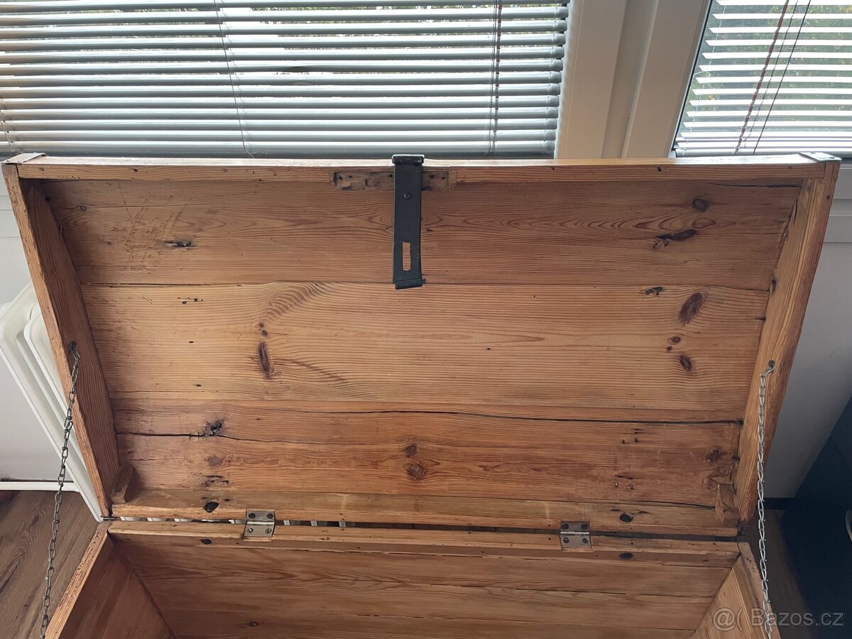 Dřevěná truhla s kováním české výroby - 20