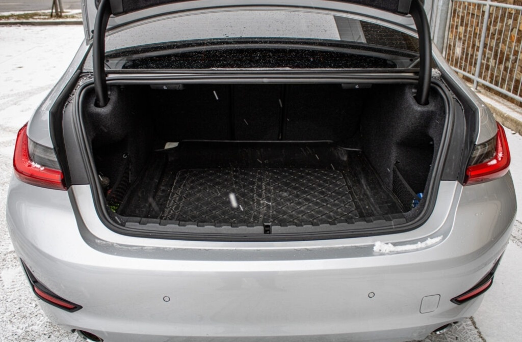 BMW Rad 3 320d Advantage A/T RWD - 20