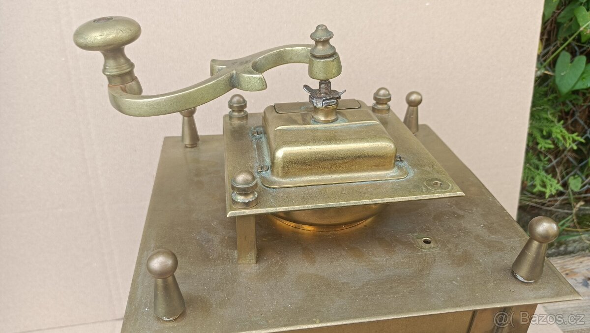 Obrovsky velmi starý mlynek na kavu ZAK. CHRANĚNO - 20