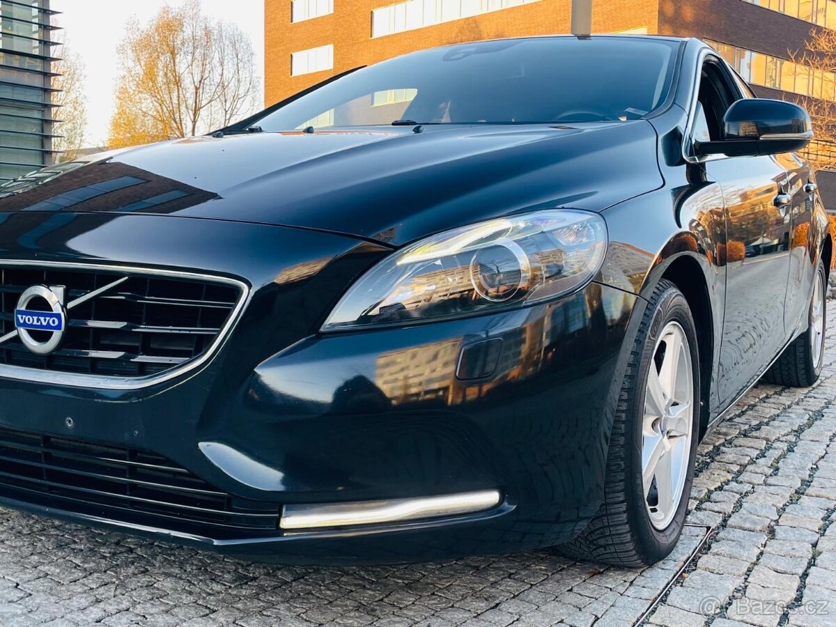 Volvo V40 2.0 D3 5VÁLEC 110KW MANUÁL LED SENZORY SERVISKA - 20