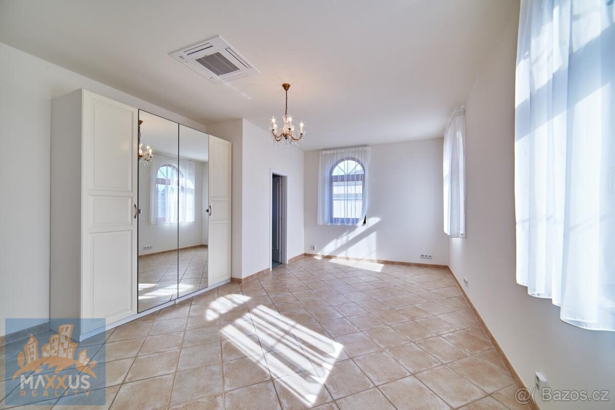 Pronájem luxusní vily 5+1/T (243 m2), zahrada (382 m2), bazé - 20