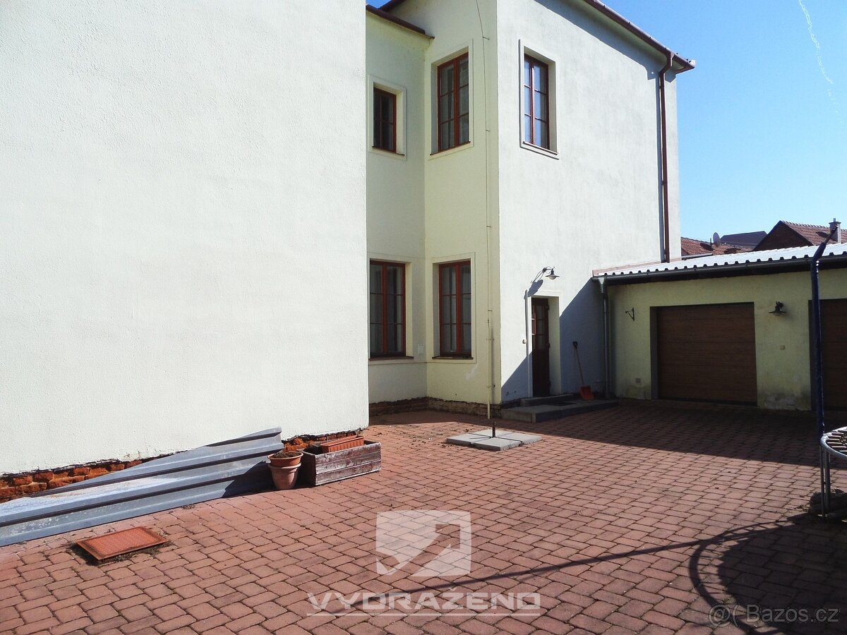 Dvoupodlažní dům (cca 400 m2), pozemky 1.130 m2. Dolní Kouni - 20