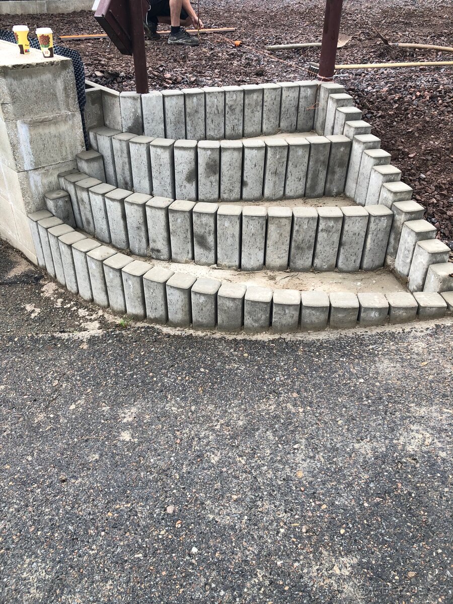 Pokládka zámkové dlažby a výkopové práce - 20