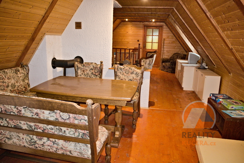 Roubená chalupa v lese - 20