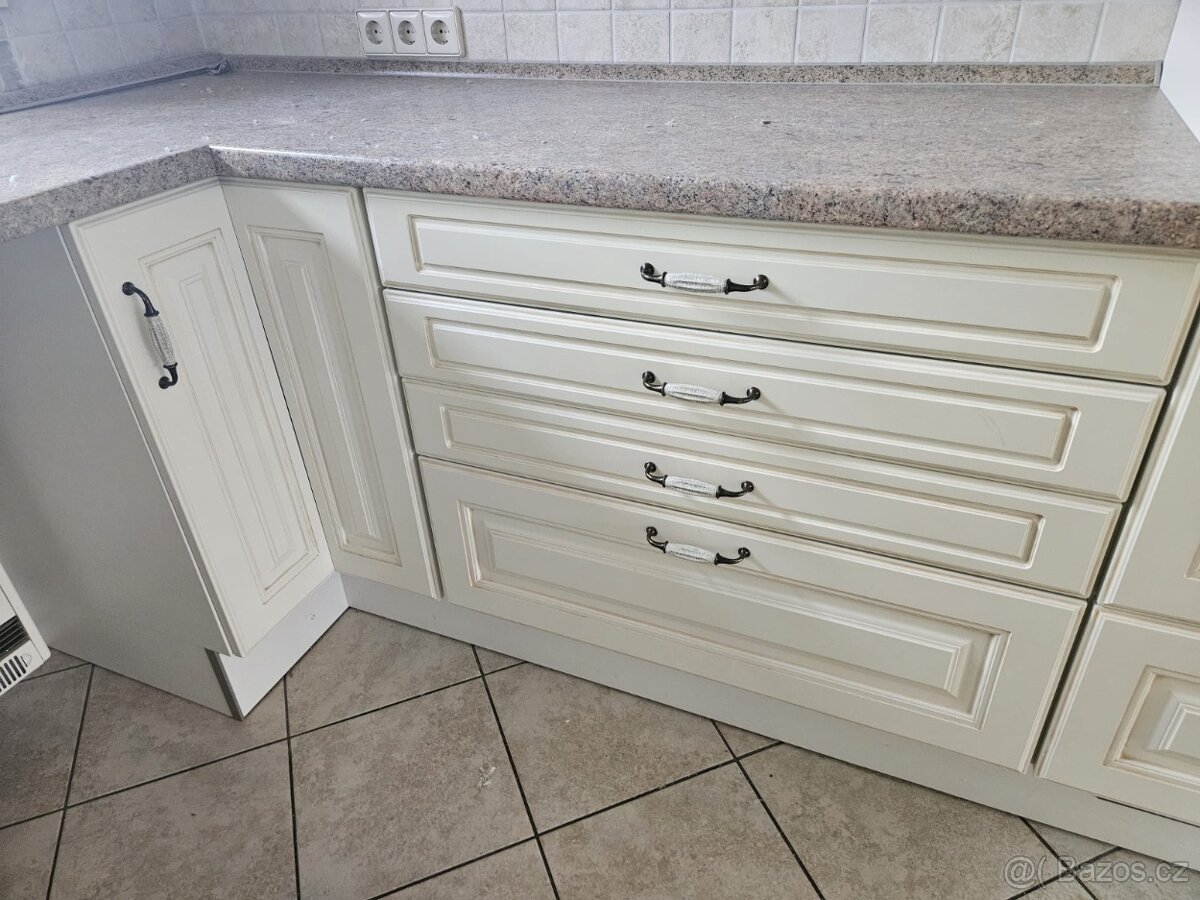 Moderní kuchyňská linka se spotřebiči - 20