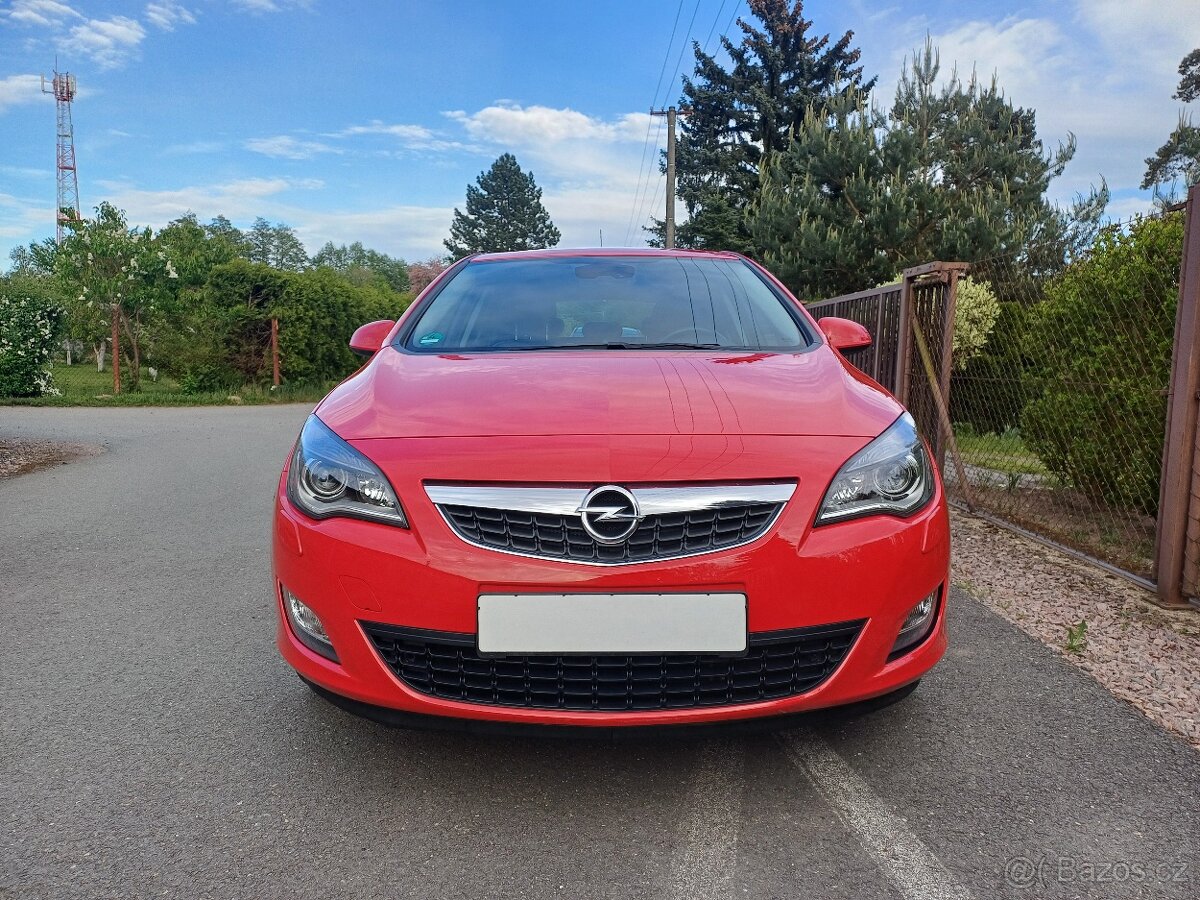 Benzínová Opel Astra 74066km... rok 2010 - 20