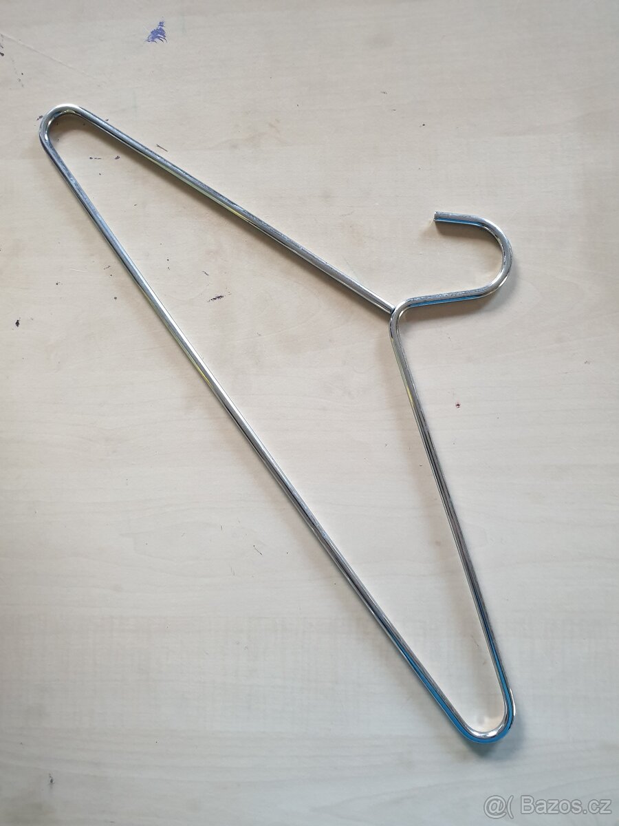 Vybavení prodejny (stojany, štendry, drátěné koše, ramínka) - 20