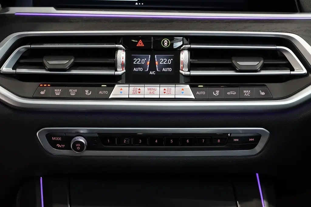 BMW X7, 40D,SOFTCLOSE,PANO,HUD,ČR,DPH - 20