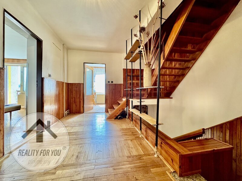 Prodej prostorného řadového domu s dispozicí 5+2 v Rovensko - 20