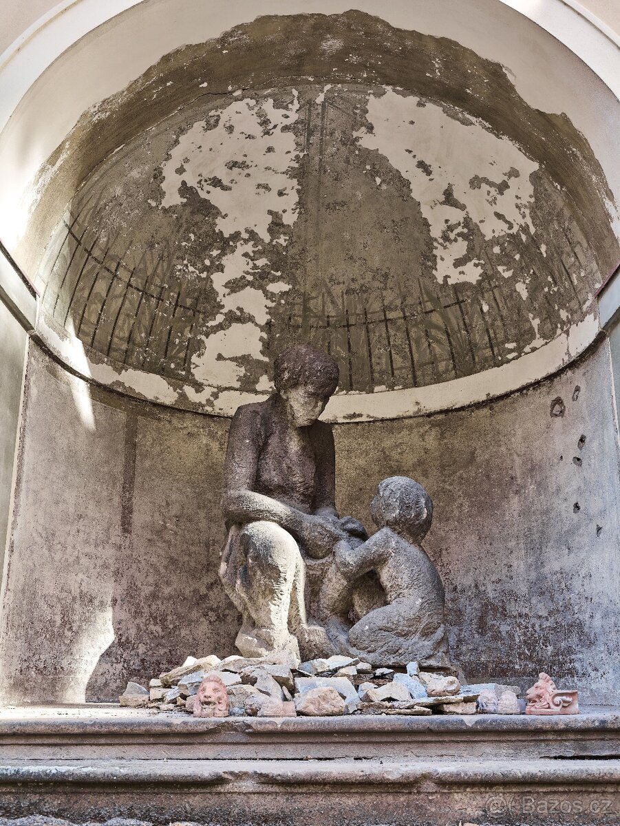 Obří pískovcové sousoší „Matka s dítětem” z období první rep - 20