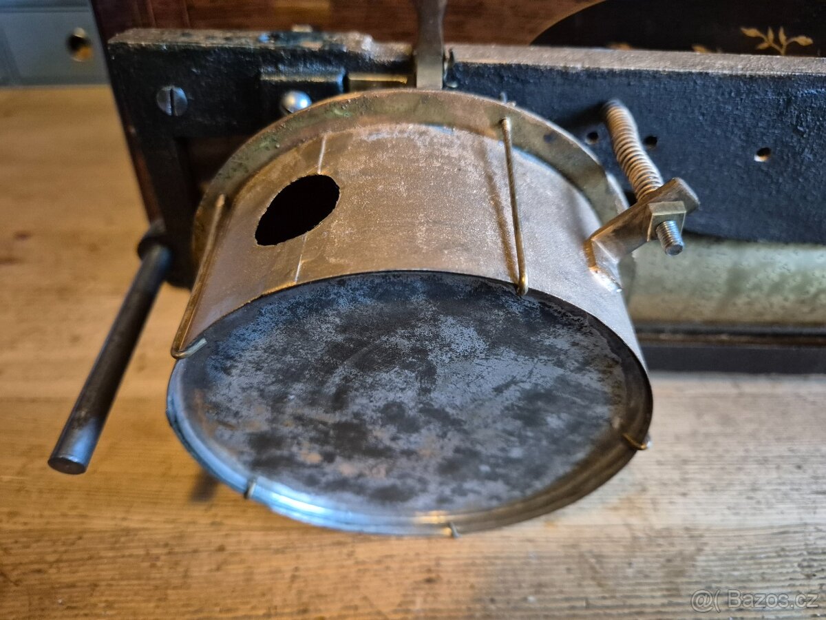 Krásný starožitný hrací stroj se zvonečky a bubínkem - 20