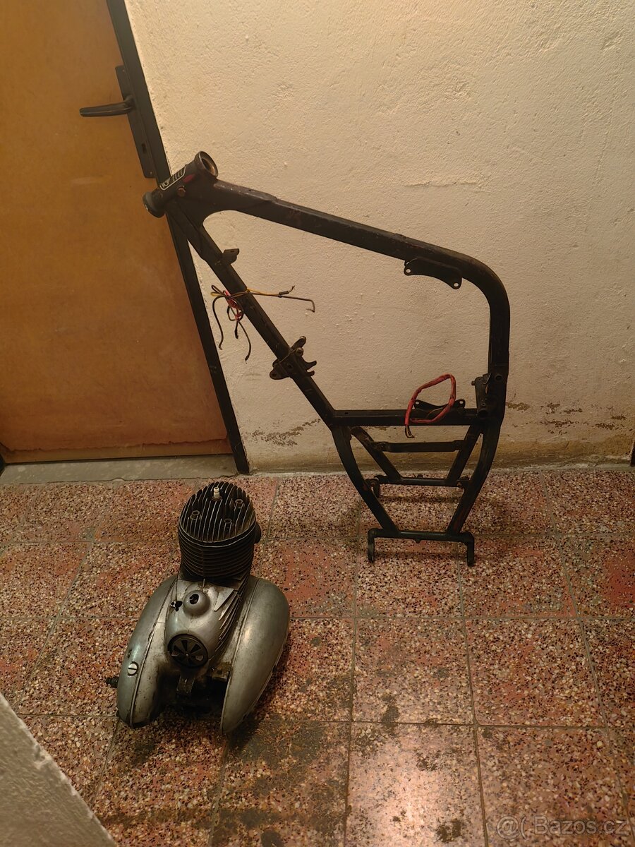 Jawa perak zbrojovka rám a motor - 20