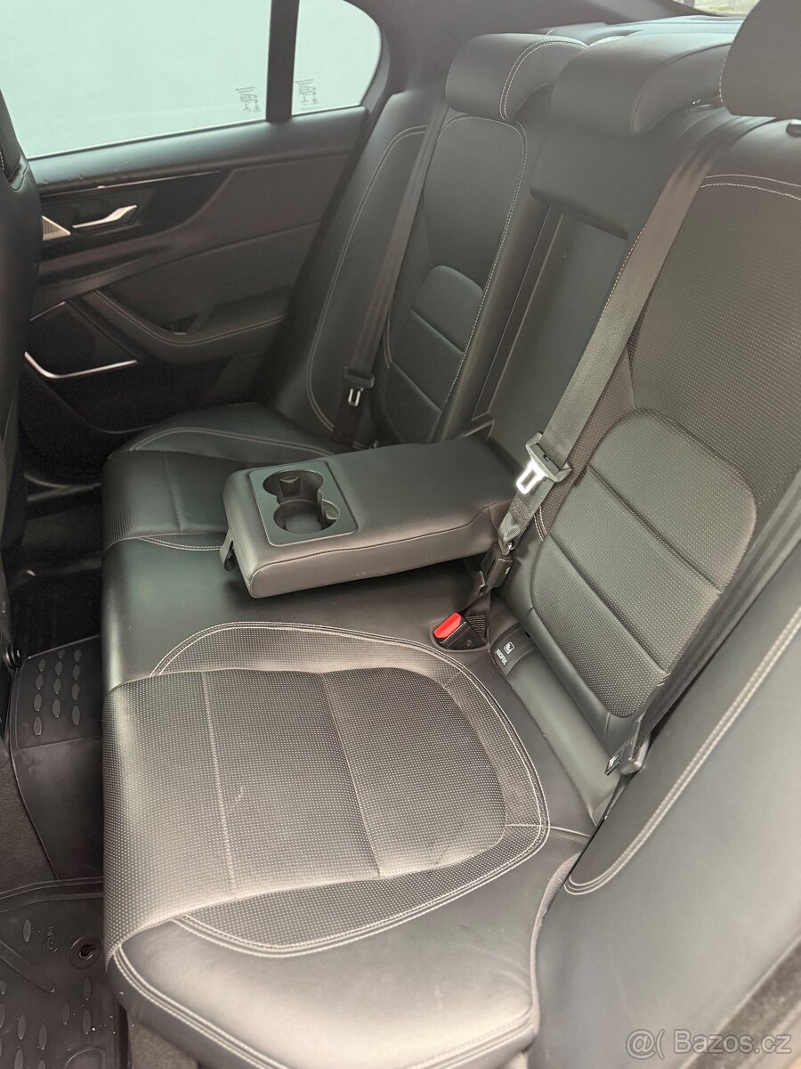 Jaguar XE 2.0d R-Dynamic - 20