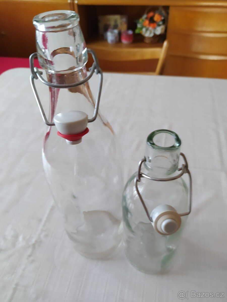 láhve 0,5l a 1lt s uzávěrem, plucky (placatky) 0,2l - 20