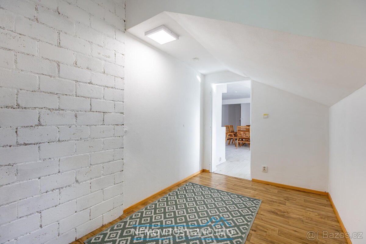 Prodej domu se 3 apartmány, útulným dvorkem, a na skvělé adr - 20