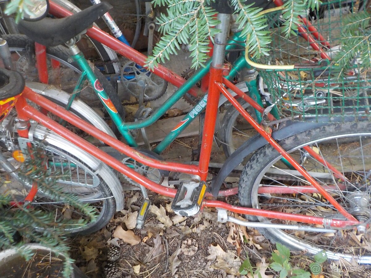 Stará jízdní kola a nové trek kolo OLPRAN - 20