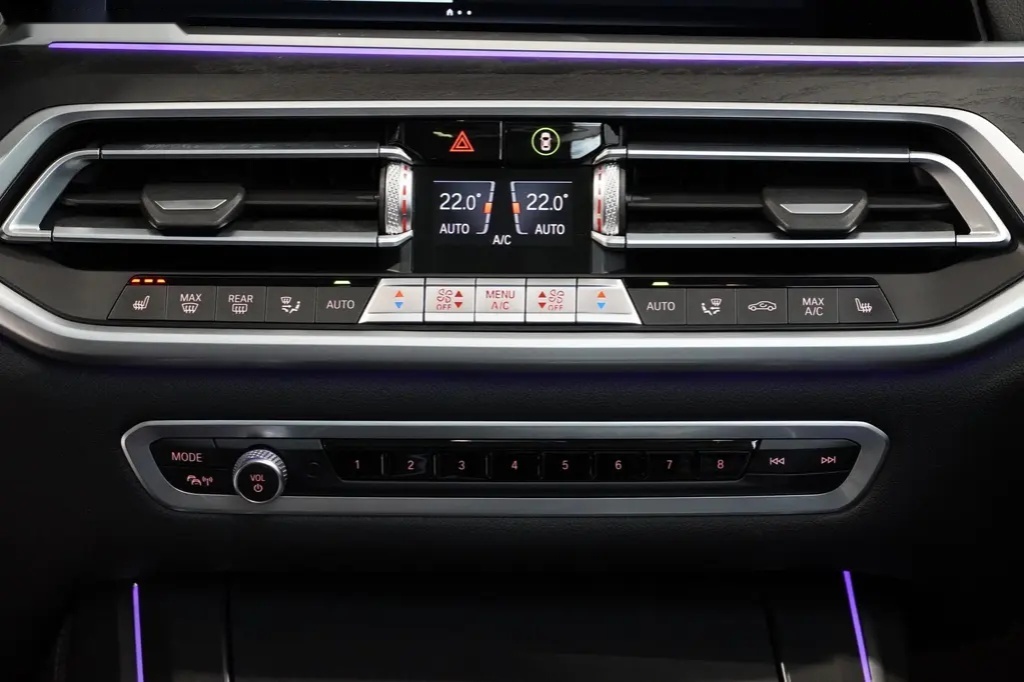 BMW X7, 40D,SOFTCLOSE,PANO,HUD,ČR,DPH - 20