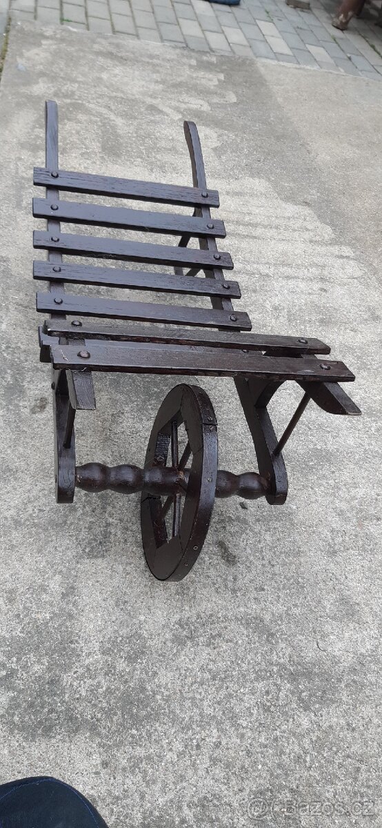 Dřevěné krmítko, ptačí budka, stolička, bedýnka
- 20