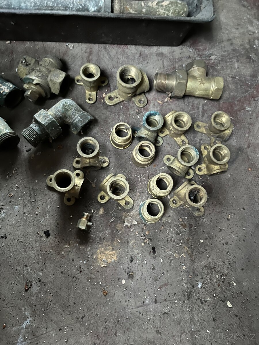 MOSAZNÉ KOHOUTY A MĚDĚNÁ KOLÍNKA - 20