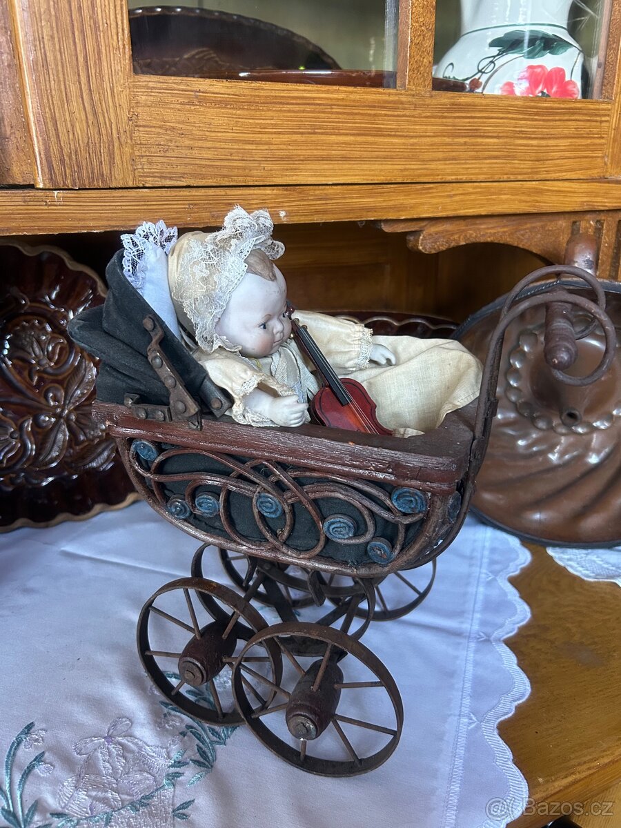Sběratelský komplet – kočárek + porcelánová panenka - 20
