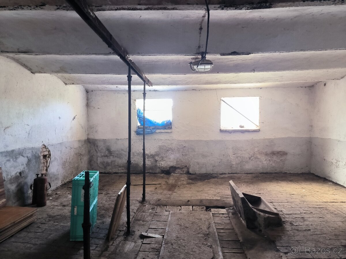 Nabízíme zemědělskou usedlost s 2 RD - 20