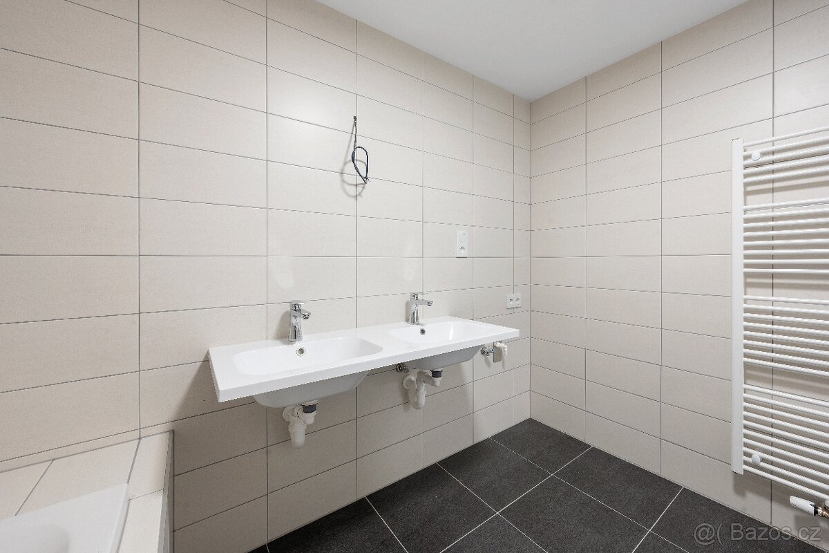 Litomyšl nový střešní byt 3kk, velká terasa, dvě garáž.stání - 20