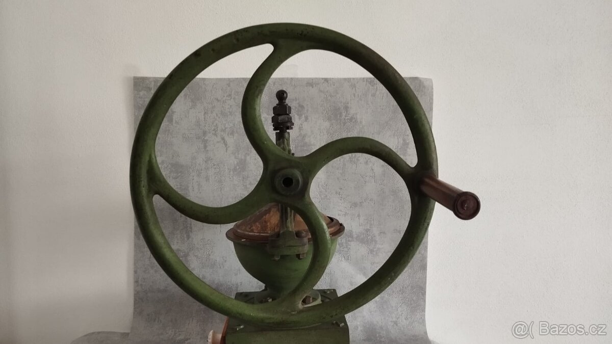 Velmi starý kupecký mlýnek IDEAL s rumpálem DOPRAVA 0,- - 20