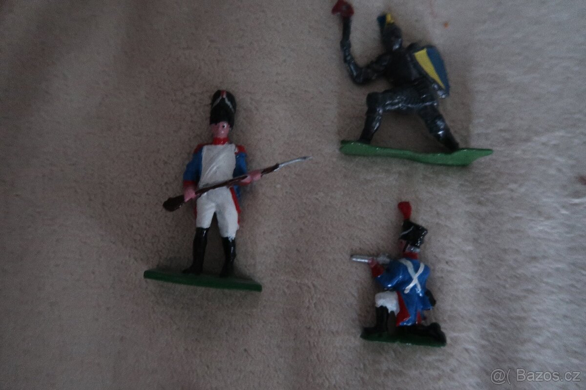cínoví vojáčci a další figurky - 20