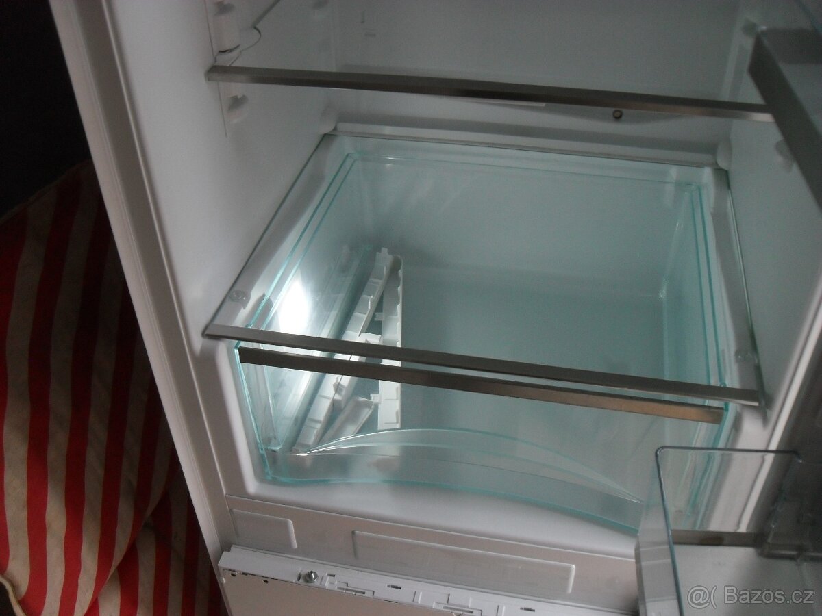 VESTAVNÁ KOMBINOVANÁ LEDNIČKA MIELE-283L,STÁŘÍ ROK,NOFROST - 20