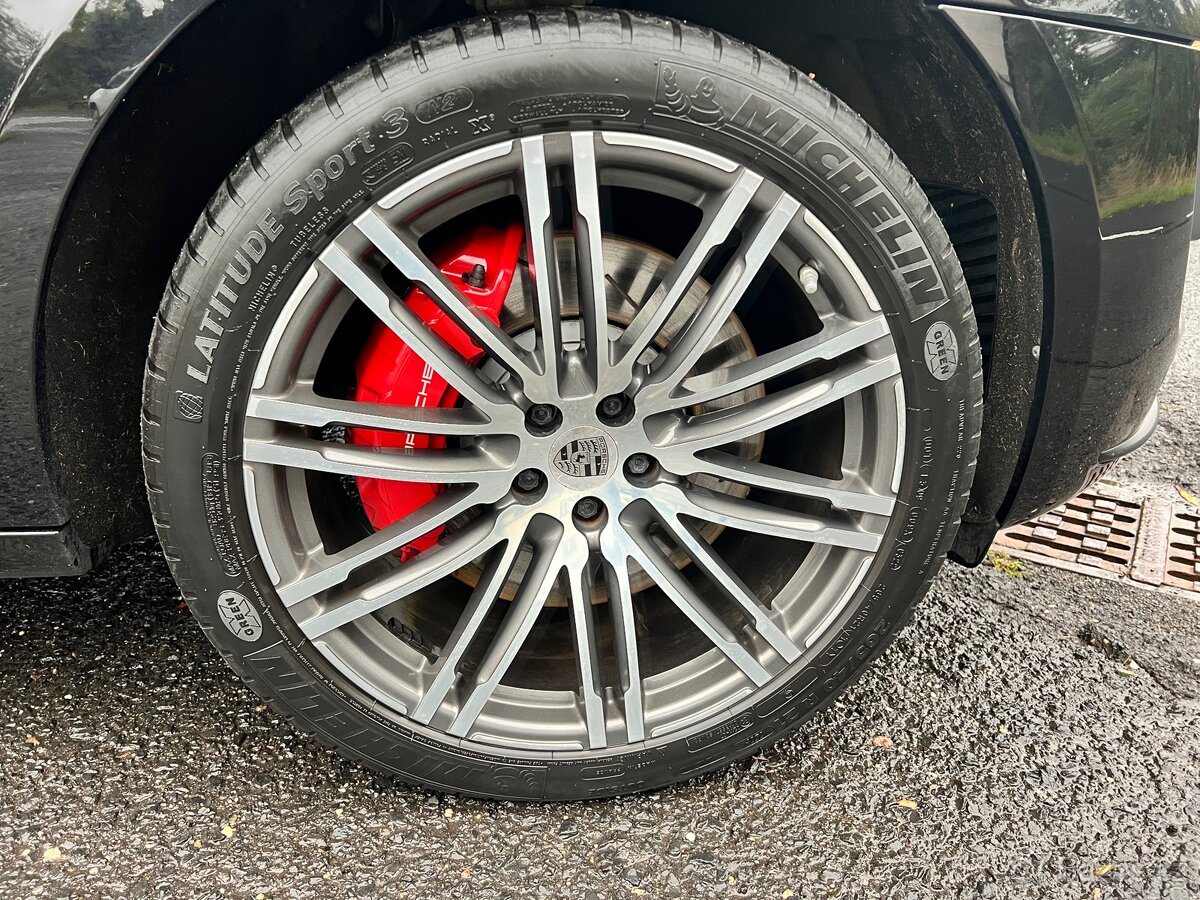 Porsche Macan Turbo Performance 324kw - pekny stav - 20