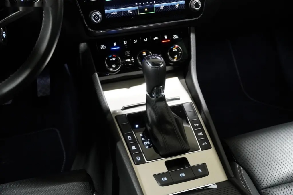 Škoda Superb, 2.0TDI,DSG,L&K,147KW,DPH,ČR,TZ - 20