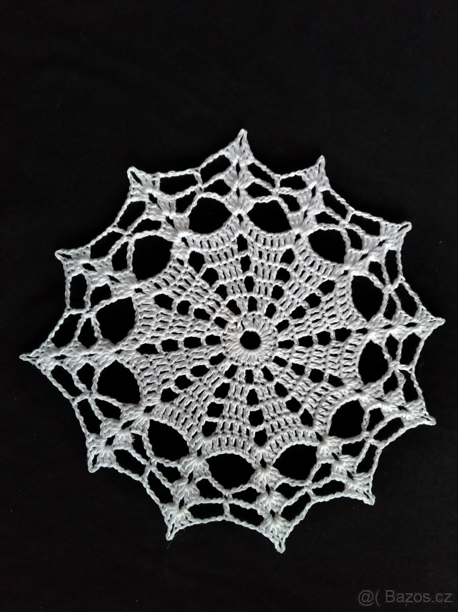 Malé ručně háčkované naškrobené bavlněné dečky - 20