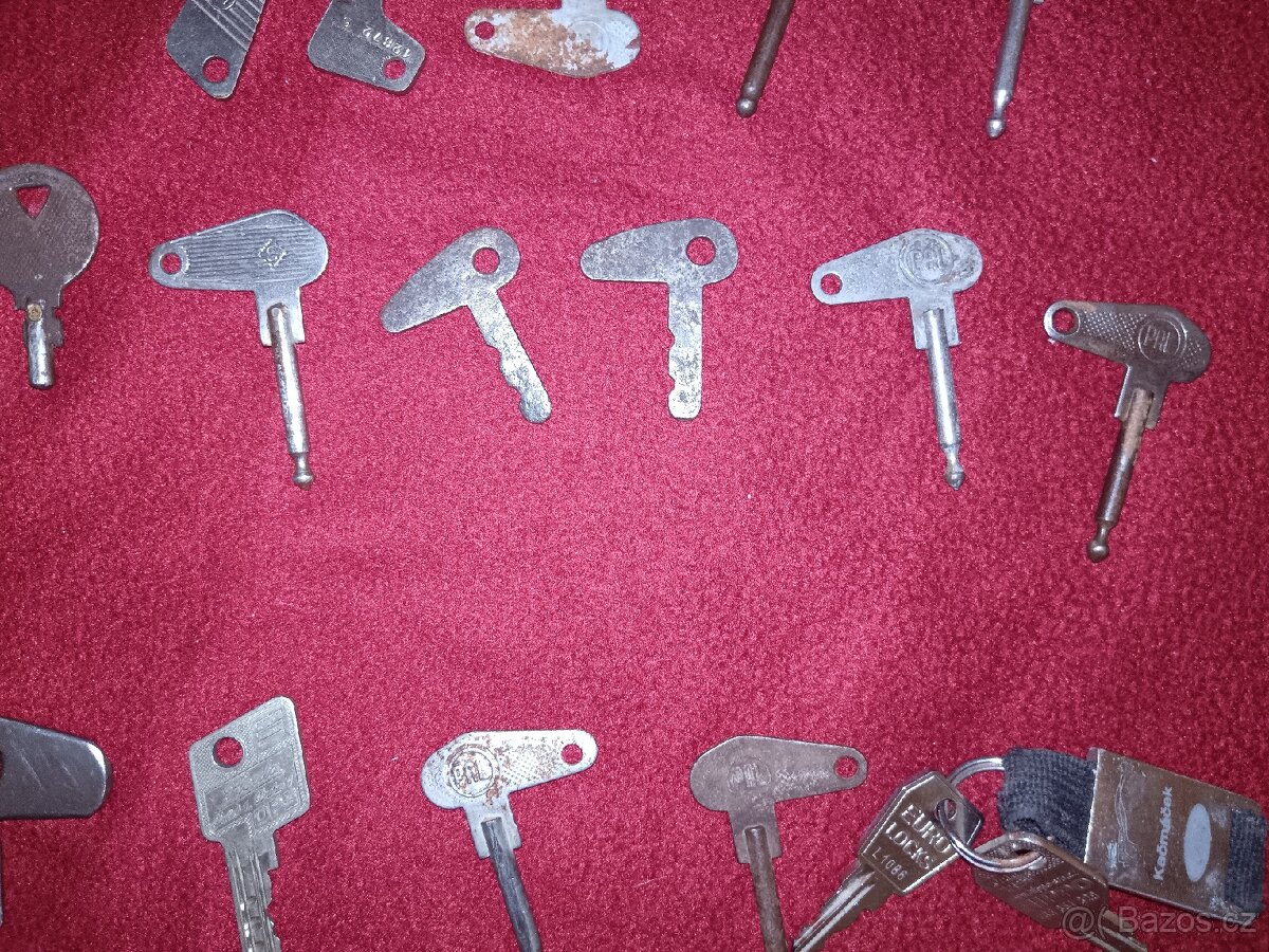 Sbírka 72 X klíčků Tatra škoda Jawa ČZ pérák scintilla
- 20