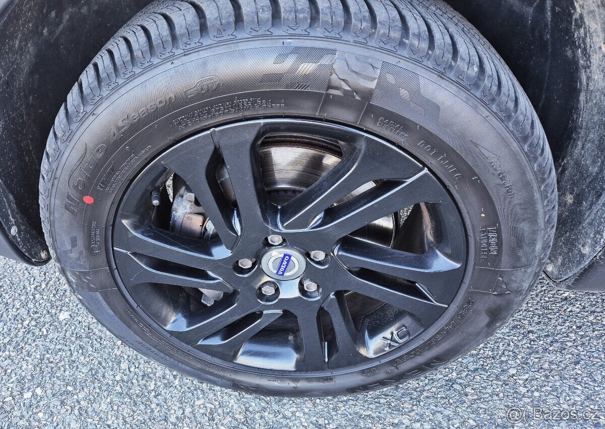 VOLVO XC70 2.4D 133KW 5 VÁLEC 1 MAJITEL AUTOMAT 4x4 XENON - 20