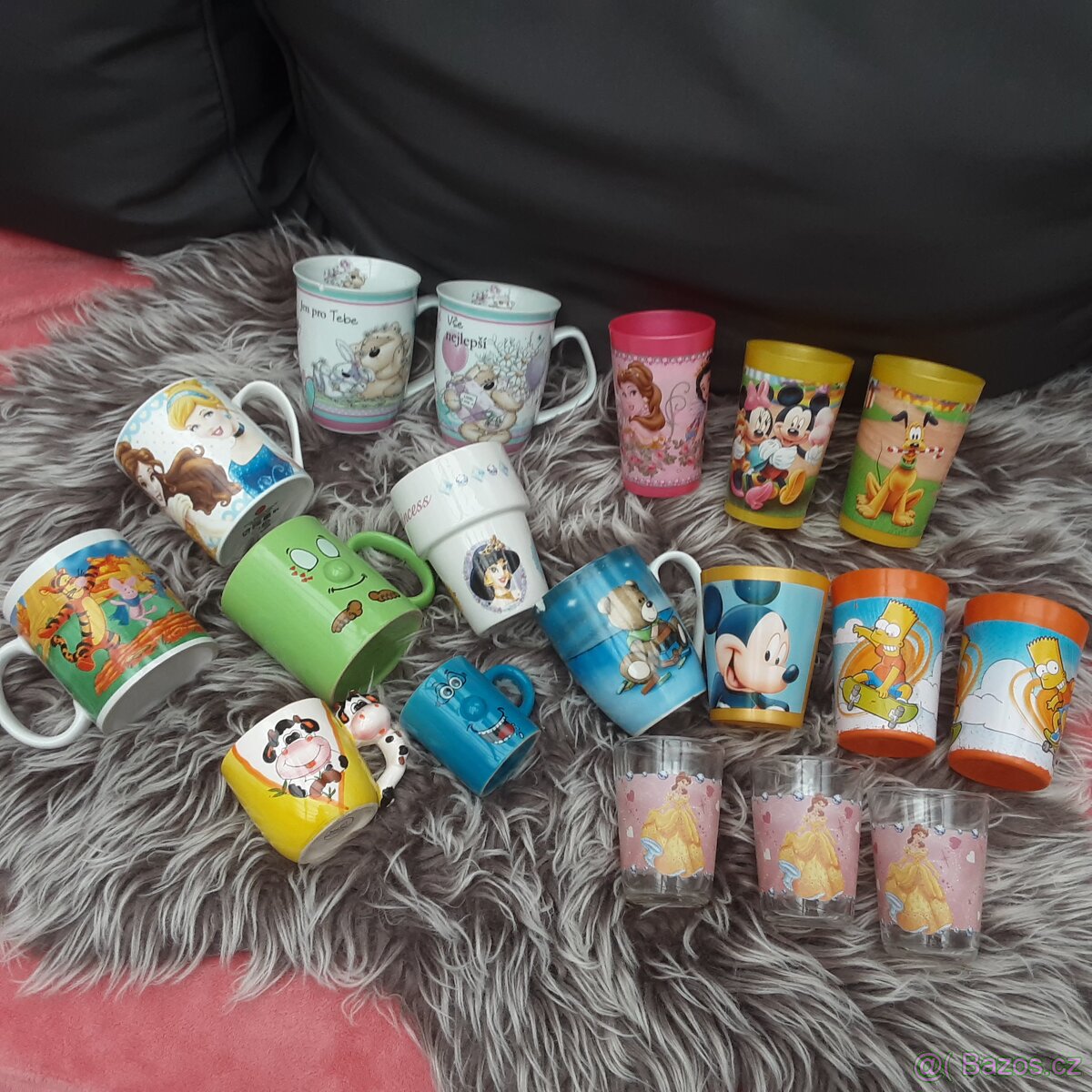 Různé hračky, knihy, obleceni - 20