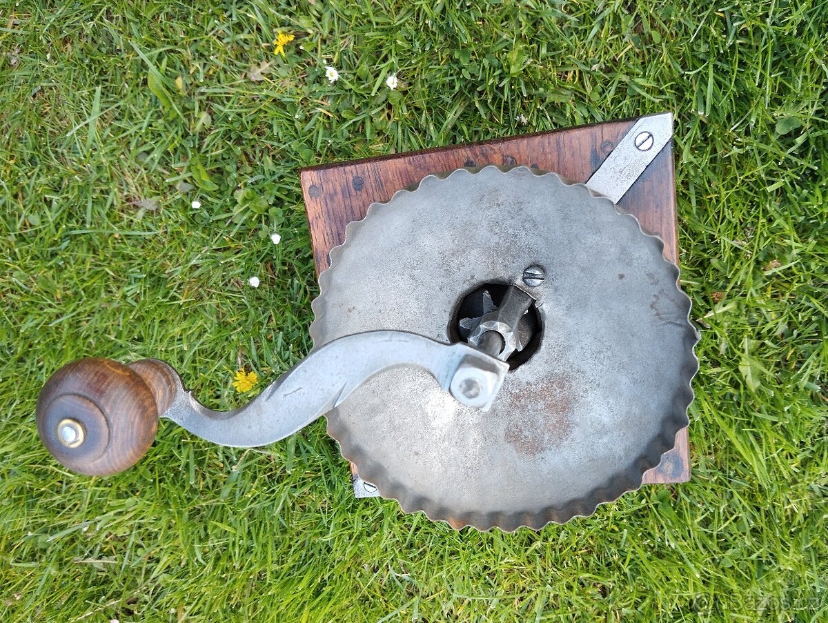 Obrovský velice zajímavy a velmi starý mlýnek na kávu - 20