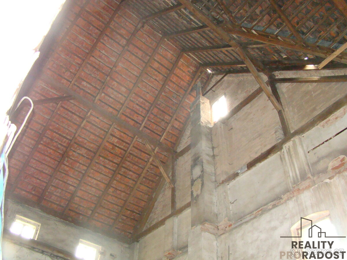 Prodej rodinného domu se zahradou a stavebním pozemkem v Hoř - 20