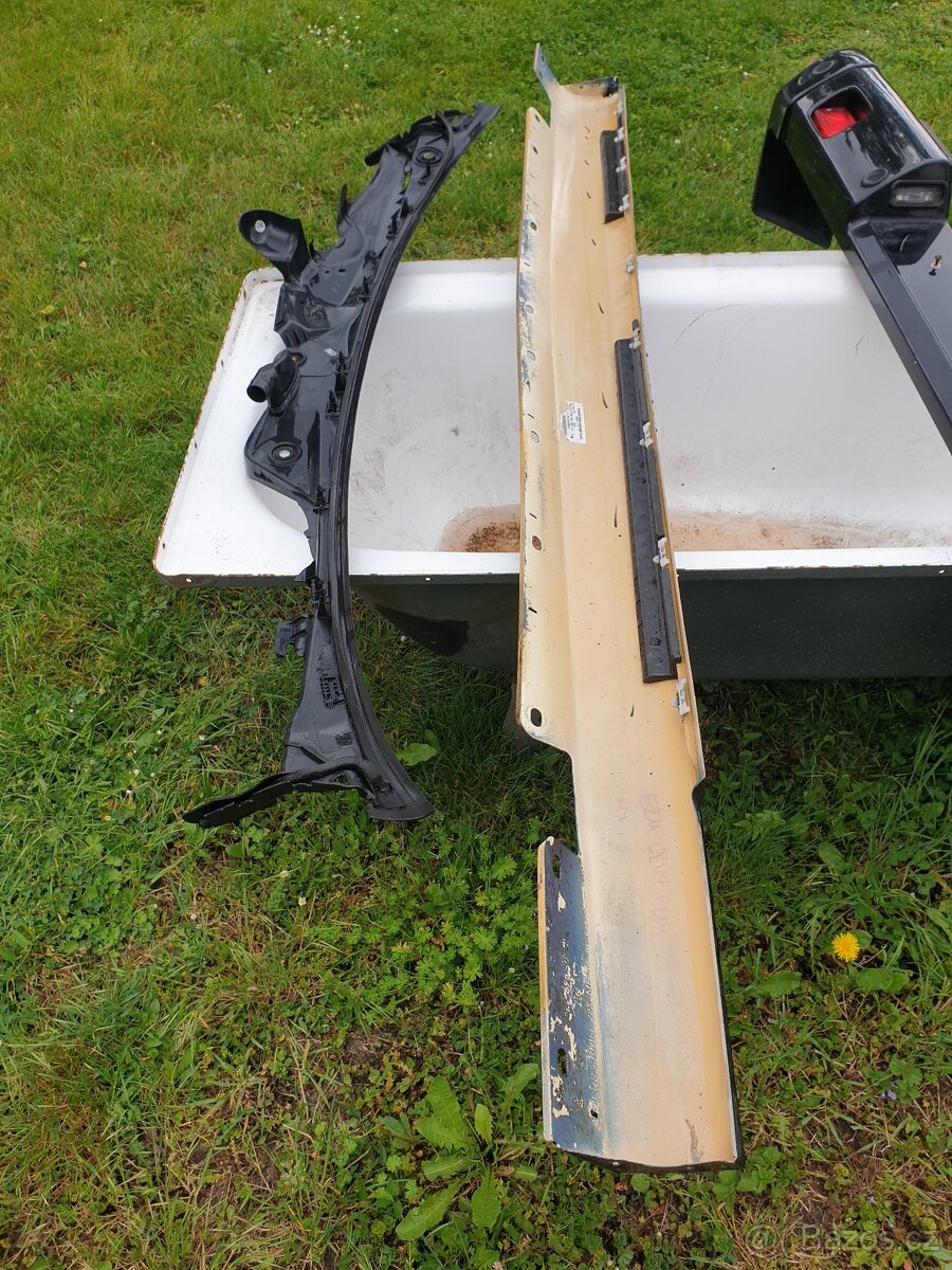 Mercedes w211 maska ohořelá1000, plastový levý prah1500kč - 20