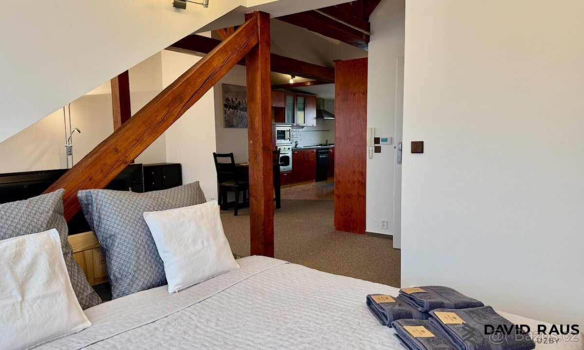 Pronájem zařízeného podkrovního bytu 1+kk (61m²), ul. Gorkéh - 20