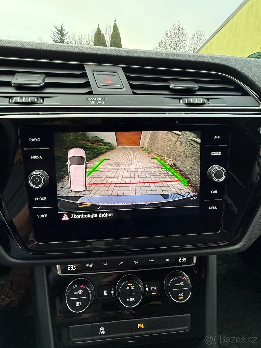 VW TOURAN 2,0TDi 110kW HIGHLINE DSG ACC NEZÁVISLÉ TOPENÍ - 20